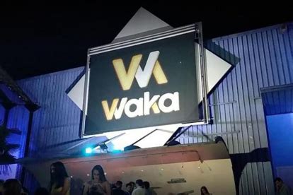 felacion waka|El chico a quien una menor le hace una felación en la discoteca。